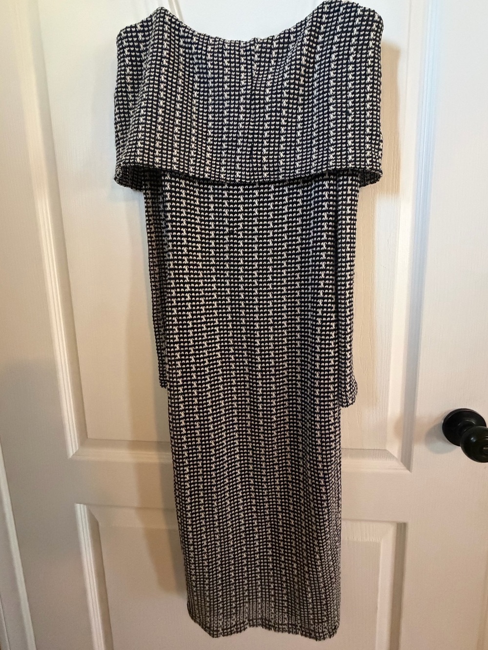 Off-Shoulder Black and White Knit Dress. (No tags~ fits XS/S - Picture 4 of 9